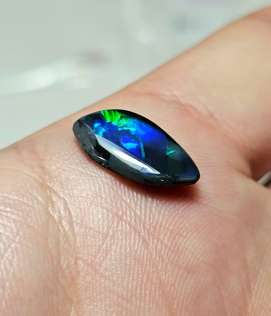 Superb Lightning Ridge Black Opal 2.30cts M9