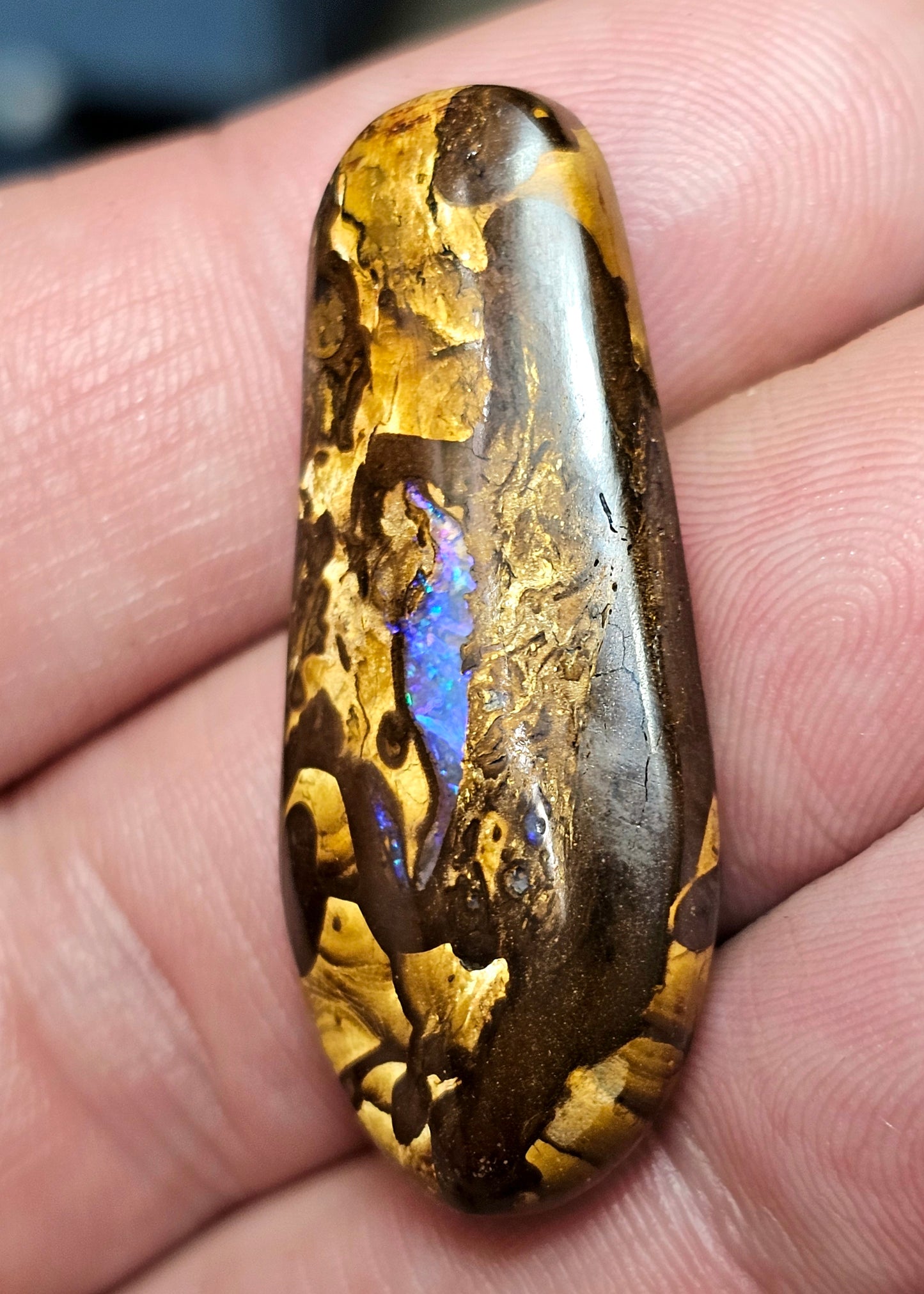 36cts Boulder Opal with a Heart of Blue(JSM33)