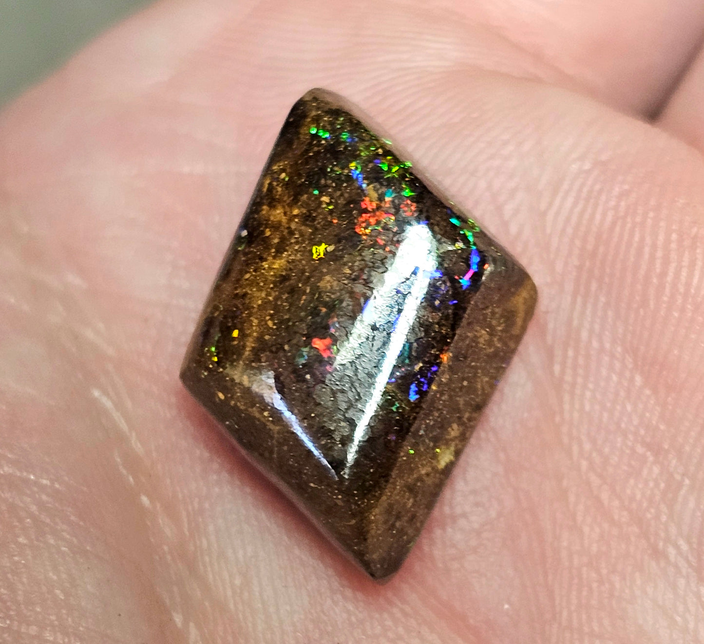 15cts Boulder Opal with awesome sparkley colour! (JSM34)