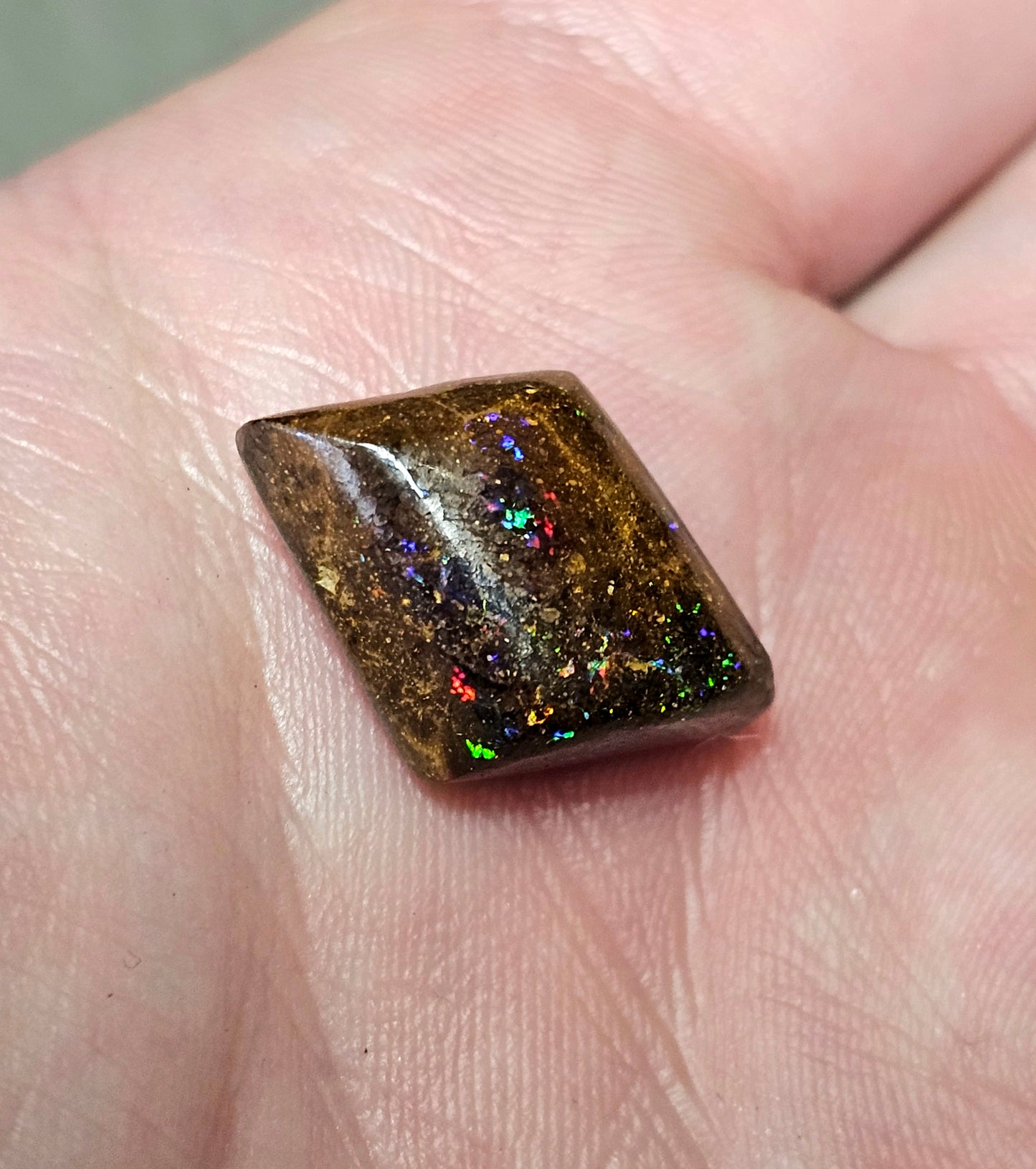 15cts Boulder Opal with awesome sparkley colour! (JSM34)