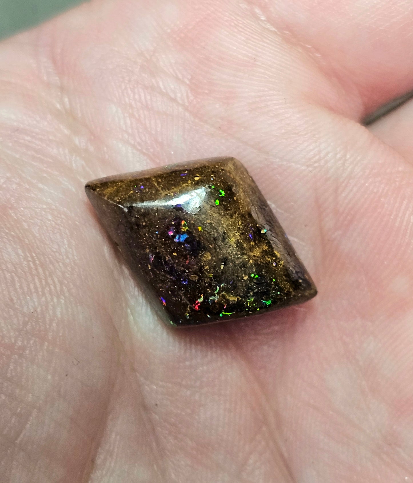 15cts Boulder Opal with awesome sparkley colour! (JSM34)
